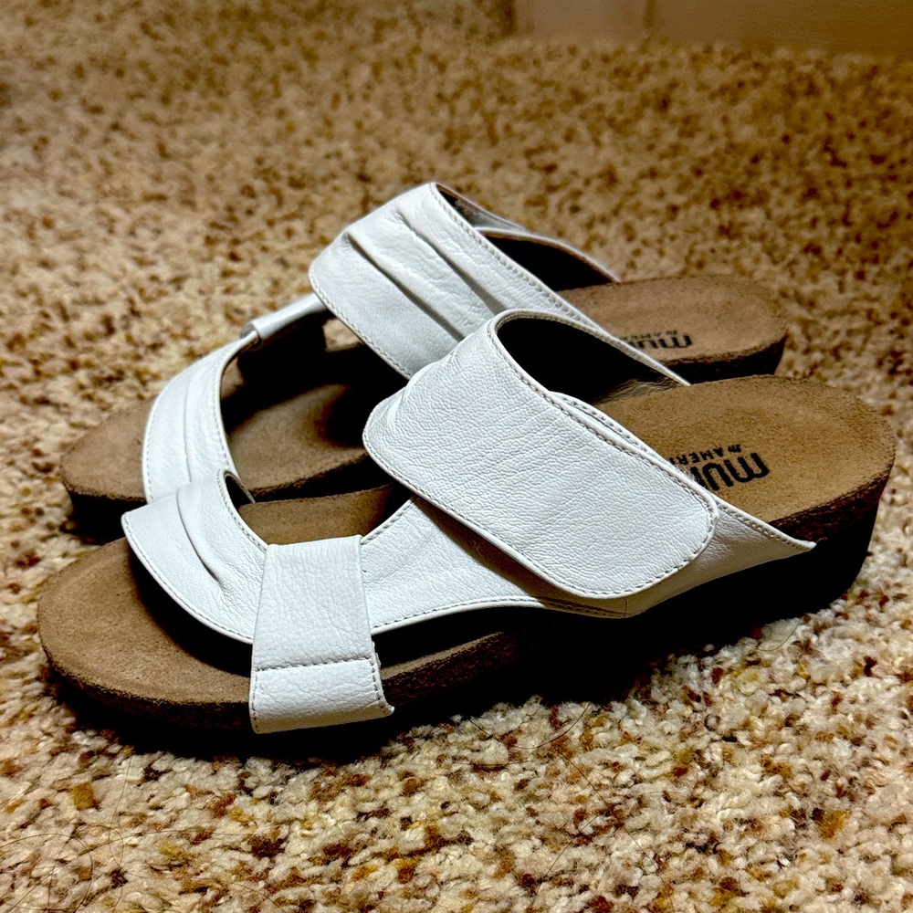 New Women's shoes. Munro White Leather Mules